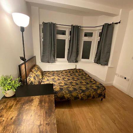 Hotel 4 Wharncliffe Drive Hanwell Esterno foto
