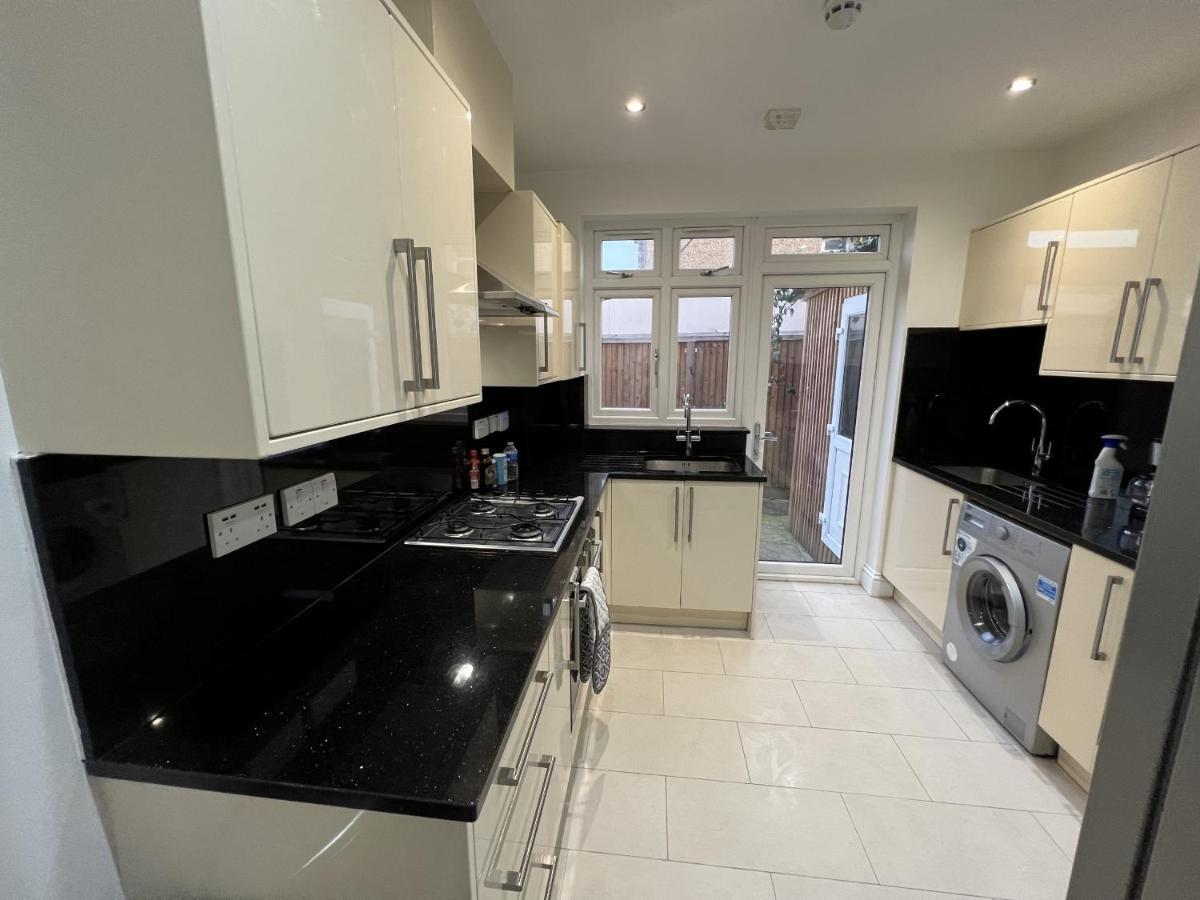 Hotel 4 Wharncliffe Drive Hanwell Esterno foto