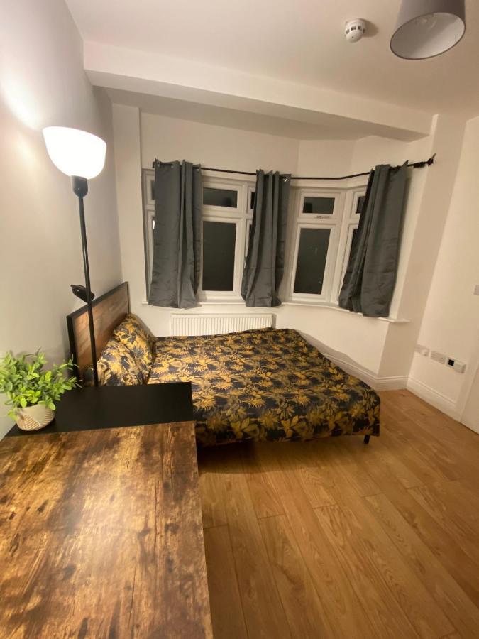 Hotel 4 Wharncliffe Drive Hanwell Esterno foto