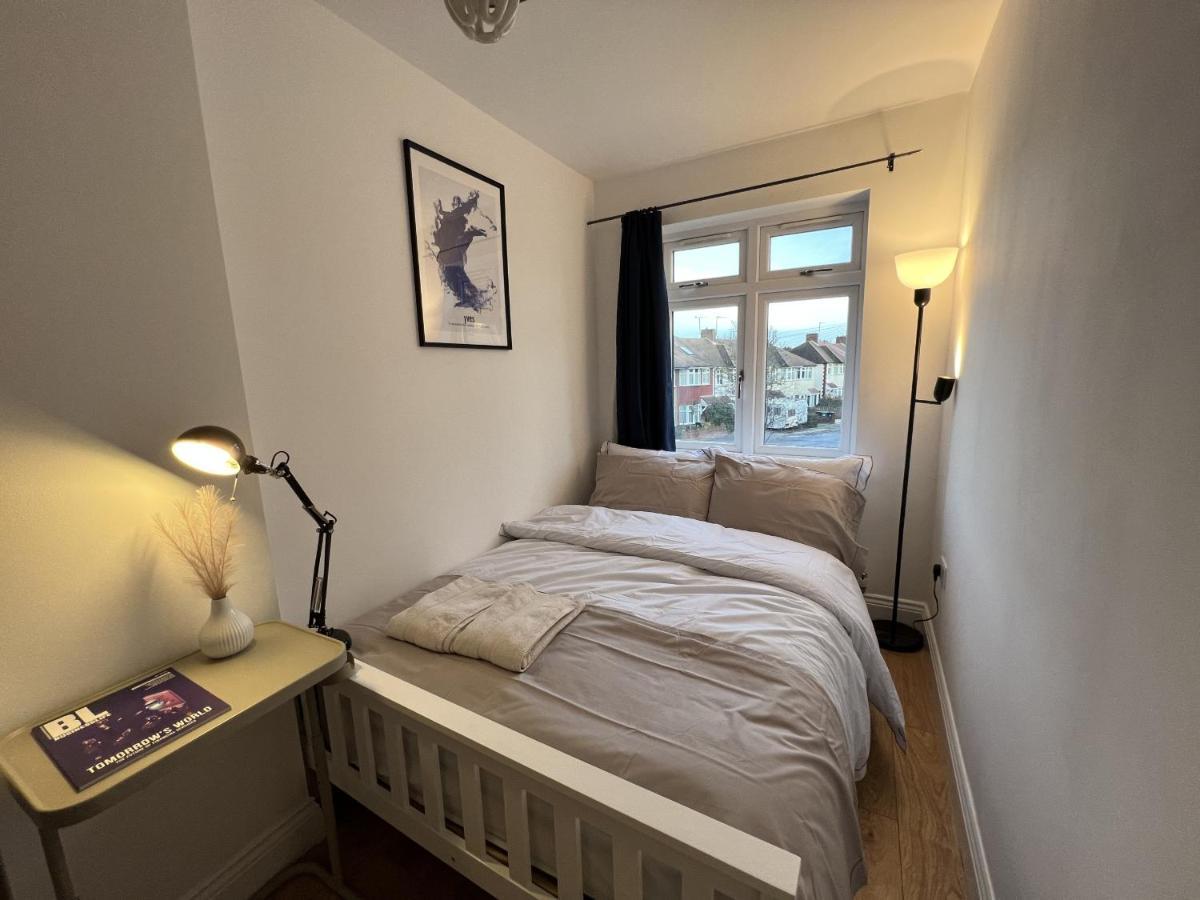 Hotel 4 Wharncliffe Drive Hanwell Esterno foto