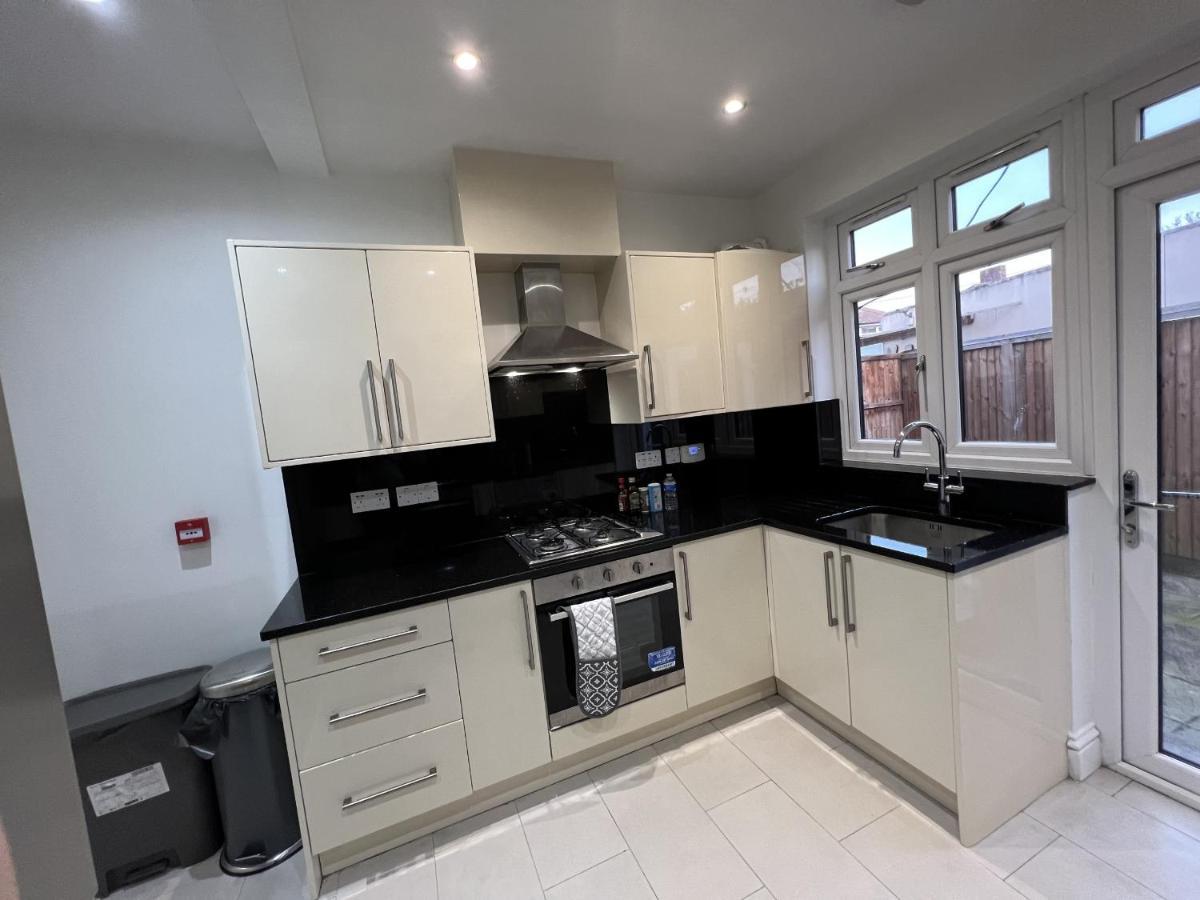 Hotel 4 Wharncliffe Drive Hanwell Esterno foto