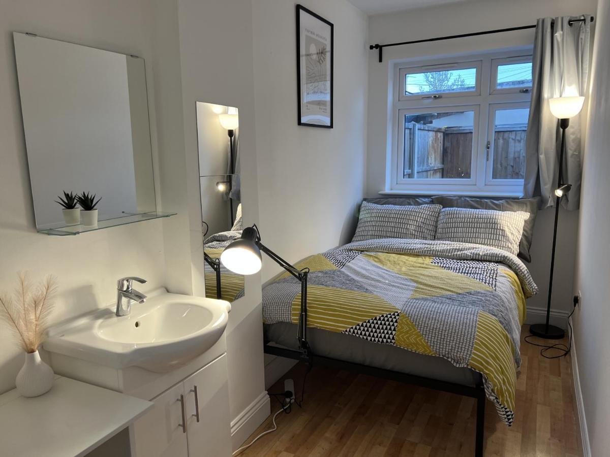 Hotel 4 Wharncliffe Drive Hanwell Esterno foto