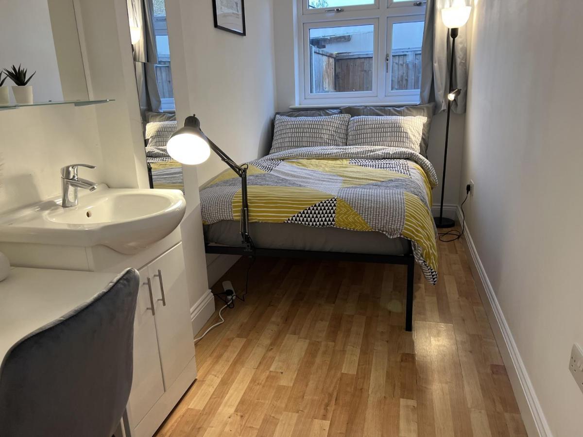 Hotel 4 Wharncliffe Drive Hanwell Esterno foto
