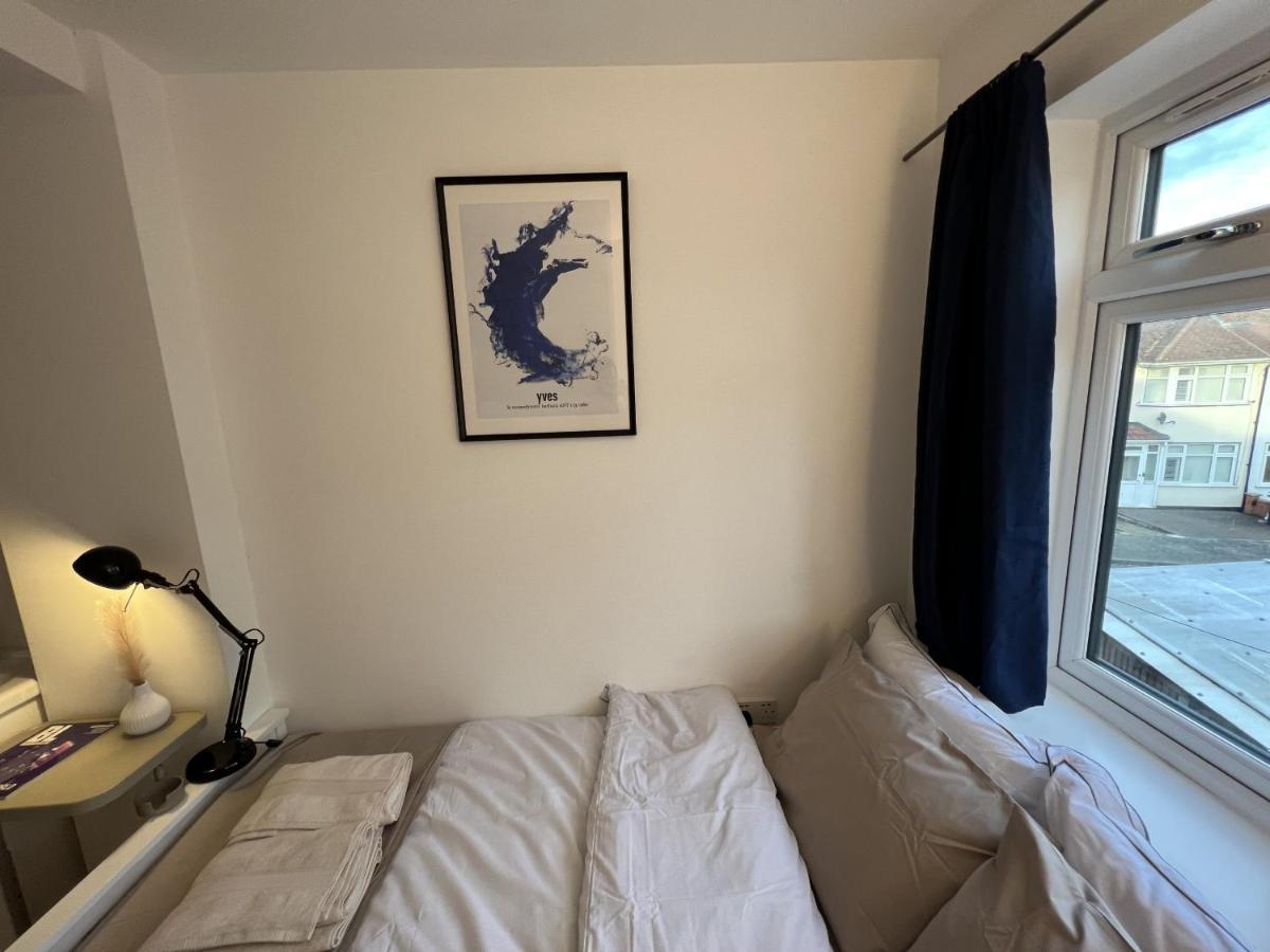 Hotel 4 Wharncliffe Drive Hanwell Esterno foto