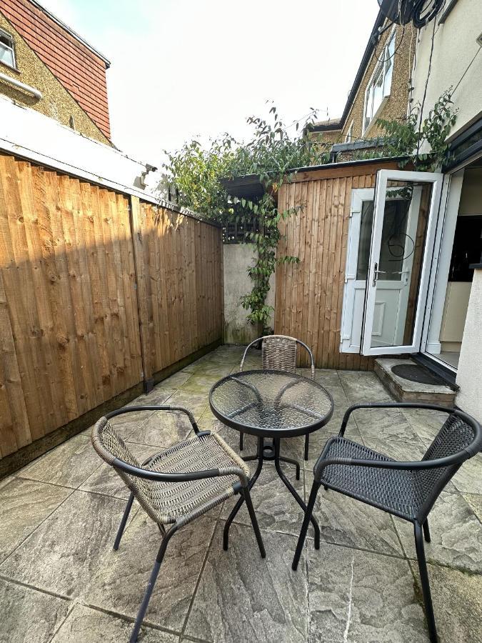 Hotel 4 Wharncliffe Drive Hanwell Esterno foto